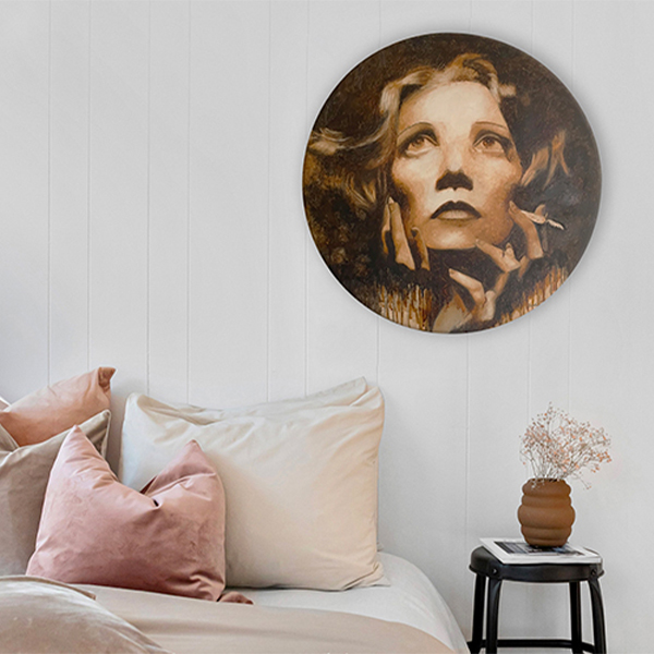 mise en situation du tableau "l'ange bleu" dans une chambre